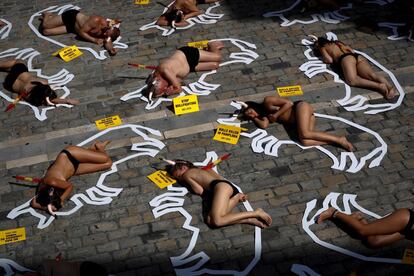 Las organizaciones por la defensa de los animales AnimaNaturalis y PETA durante la protesta que organizan cada año en la Plaza del Ayuntamiento de Pamplona contra la tauromaquia en la capital navarra, en la víspera del inicio de los Sanfermines, el 5 de julio de 2019.