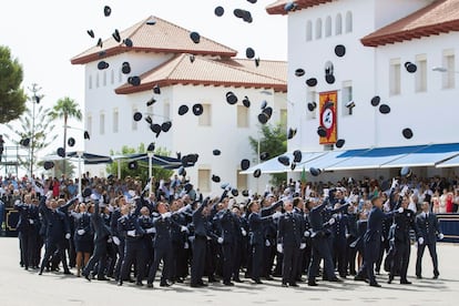 Los nuevos tenientes de la Academia General del Aire (AGA) lanzan las gorras al aire tras la orden de romper filas.