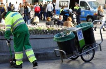 Labores de vigilancia en la madrileña Puerta del Sol, donde trabajan algunos empleados de limpieza en servicios mínimos, ayer.