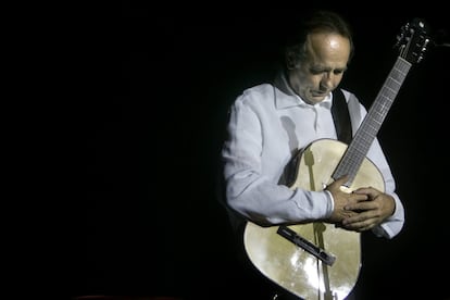 Serrat, durante una actuación en Festival Grec, de Barcelona, en 2005. Cuarenta años antes, en 1965, había lanzado su primera grabación, un EP, titulado 'Una guitarra', con cuatro canciones.