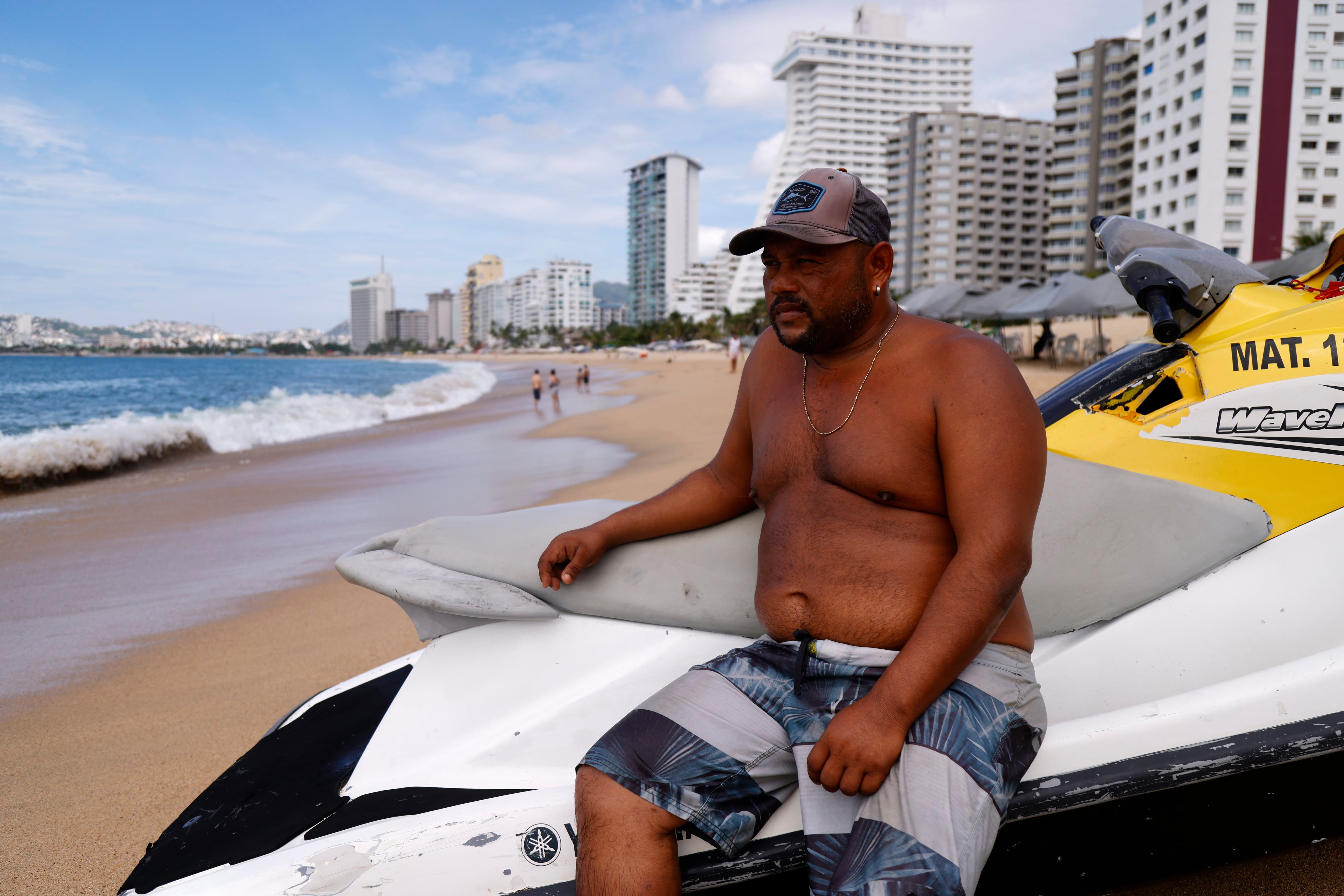 Francisco Pérez ofrece el servicio de moto,  lancha, banana y paracaídas en el puerto.
