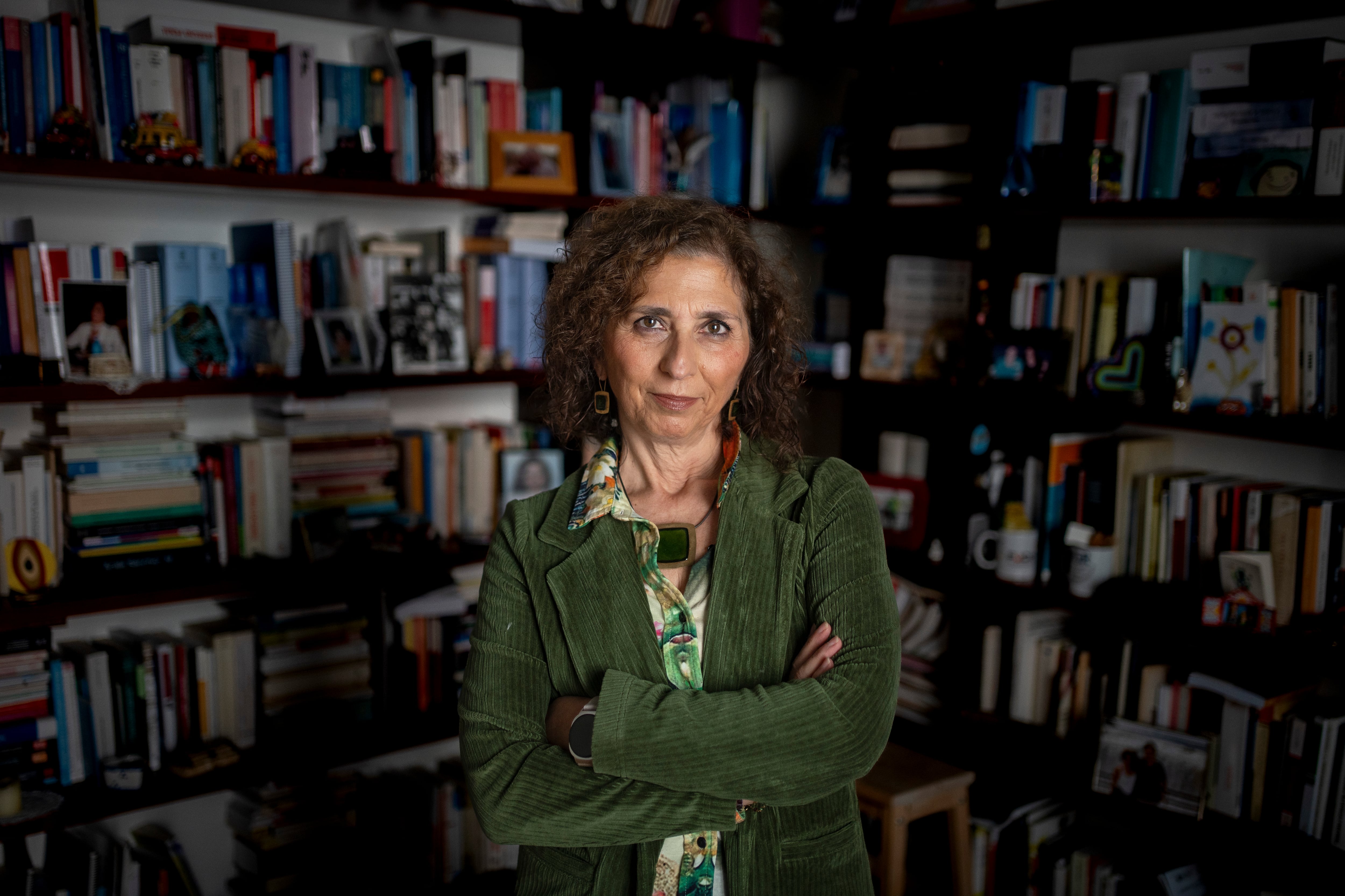 La catedrática María Acale, en su estudio, en El Puerto de Santa María (Cádiz).