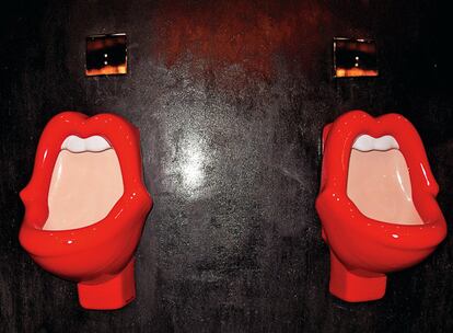 Los urinarios del Plata tienen la forma de los labios de Mick Jagger.
