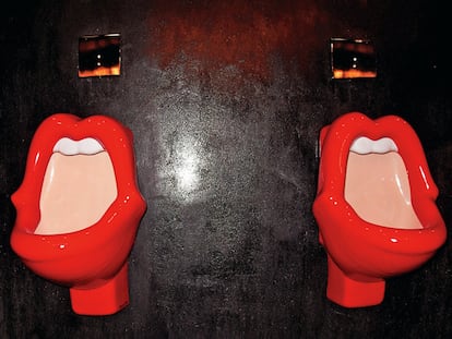 Los urinarios  del Plata tienen la forma de los labios de Mick Jagger.
