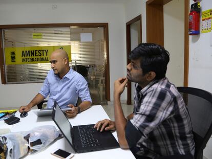 Dos empleados de Amnistía Internacional en las oficinas de Bangalore, India, en una foto de archivo de febrero de 2019
