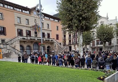 Concentración frente al Ayuntamiento de Ripoll (Girona).