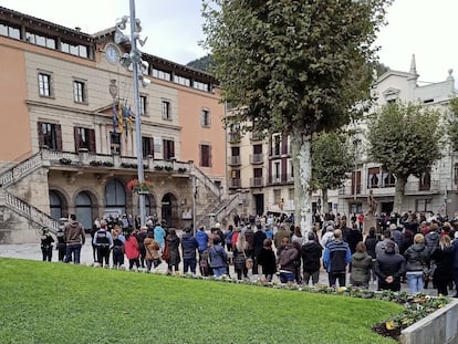 Concentración frente al Ayuntamiento de Ripoll (Girona).