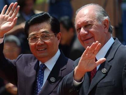 El presidente chino, Hu Jintao (izquierda), y el presidente chileno, Ricardo Lagos, ayer en Santiago de Chile.