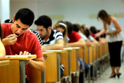 Un grupo de alumnos de Sevilla, durante la prueba de Selectividad en la Universidad Pablo de Olavide.