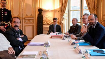 El líder sindical Philippe Martinez (izquierda) y el primer ministro francés, Édouard Philippe (primero por la derecha), en una reunión en París el pasado 26 de noviembre.