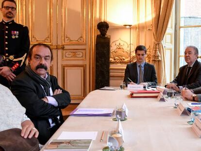 El líder sindical Philippe Martinez (izquierda) y el primer ministro francés, Édouard Philippe (primero por la derecha), en una reunión en París el pasado 26 de noviembre.