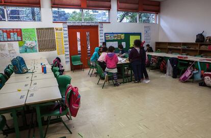 Crianças do primeiro ciclo escolar em aula