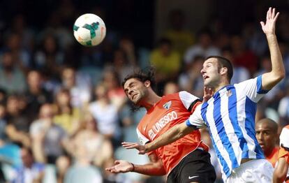 Agirretxe pelea el balón con Sergio Sánchez.