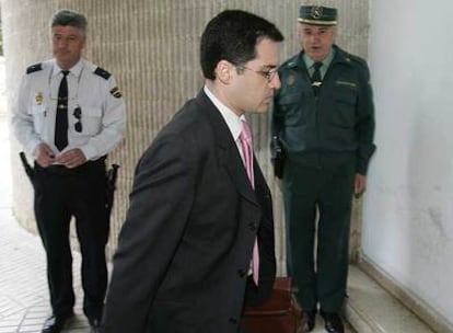 El juez Miguel Ángel Torres, ayer a su entrada en los juzgados de Marbella.