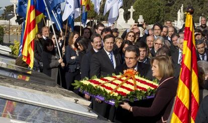 Artur Mas asiste ayer a la conmemoraci&oacute;n del 75 aniversario de la muerte de Manuel Carrasco i Formiguera en Montjuic.