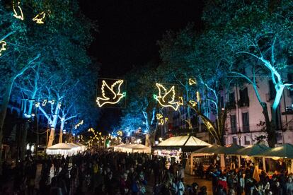 El 23 de noviembre Barcelona vivió un emotivo encendido de su alumbrado navideño en la Rambla (en la foto) para rendir homenaje a las víctimas del atentado terrorista del 17 de agosto de 2017. Desde ese día y hasta el 6 de enero, la Ciudad Condal resplandece. Carrer Rosselló, Gran Vía, Aragó, la Torre Agbar. En total, más de 100 kilómetros de calles iluminados; un epicentro festivo localizado en la plaza de Catalunya, con actividades, talleres, espectáculos, arte urbano; una feria navideña, la de Santa Lucía, en Pla de la Seu, en la avenida de la Catedral, igualmente colorida y luminosa.