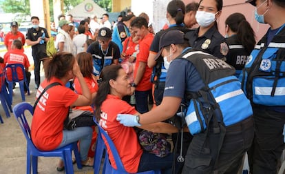 Varios invitados son atendidos tras la intoxicación en el cumpleaños de Imelda Marcos.