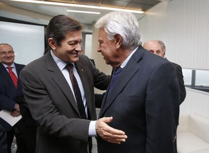 Javier Fernández, Presidente del Principado de Asturias charla con el expresidente del gobierno Felipe González.