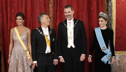 De izquierda a derecha: la primera dama argentina, Juliana Awada, el presidente de Argentina, Mauricio Macri, Felipe VI y la reina Letizia.
