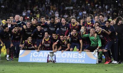 Los jugadores del Barcelona con la copa de campeones.