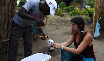 Celso Munguambe y Lucía Fernández trabajando en la captura de mosquitos vivos.