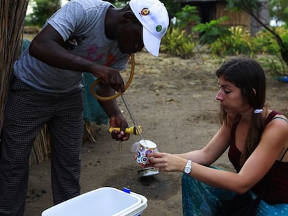 Celso Munguambe y Lucía Fernández trabajando en la captura de mosquitos vivos.