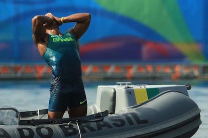 O canoísta brasileiro Isaquias Queiroz, comemorando a conquista da medalha de bronze, sua segunda. 