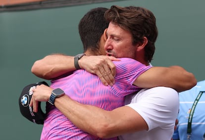 Carlos Alcaraz (a la izquierda) abraza su entrenador, Juan Carlos Ferrero.