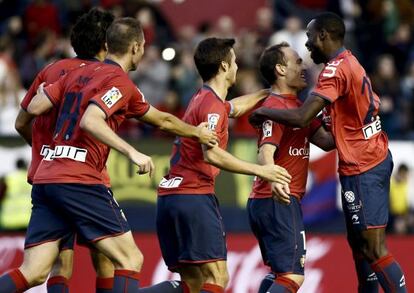 Los jugadores del Osasuna celebran un gol