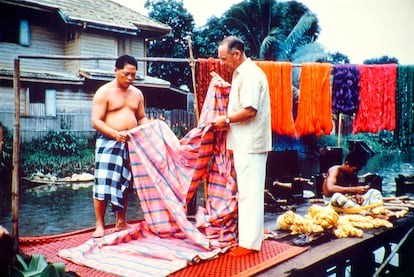 Jim Thompson se metió al negocio de la seda en 1948 y fundó la Thai Silk Company, empresa con la que revitalizó la industria de la seda en Tailandia.