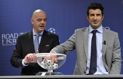 Gianni Infantino y Figo, durante el sorteo de cuartos de final.