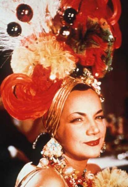 Carmen Miranda con uno de sus espectaculares tocados.