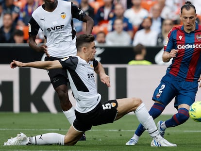 El defensa del Valencia, Gabriel Paulista, defiende la internada de Francisco Son, del Levante, este sábado en Mestalla.