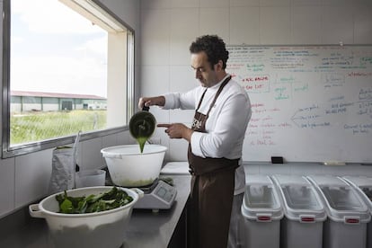 El cocinero, midiendo los ingredientes de una de sus recetas heladas.