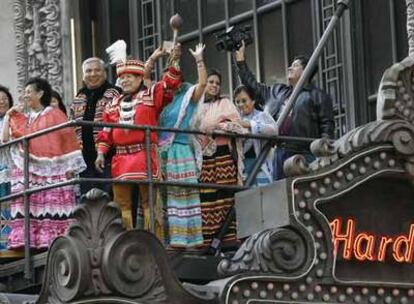 Un grupo de semínolas celebra en diciembre de 2006, en la marquesina del Hard Rock Cafe de Times Square (Nueva York), la compra de la cadena.