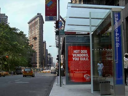 Marquesina para la espera del autobús instalada en la Quinta Avenida de Nueva York por Cemusa, filial del grupo español FCC.
