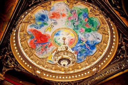 Ópera de París (Francia). El legendario fantasma de la ópera ('Le Fantôme de l'Opéra') de la novela gótica de Gaston Leroux merodeaba por este teatro palaciego, uno de los dos que diseñó Charles Garnier (el otro está en la ciudad francesa de Tolón). Fue proyectado en 1860 para mostrar el esplendor de la Francia de Napoleón III. Por desgracia, cuando se terminó (15 años más tarde) el Segundo Imperio no era más que un recuerdo lejano del emperador, que llevaba dos años muerto. Aun así, se trata de uno de los monumentos parisinos más impresionantes del siglo XIX y, en una ciudad repleta de joyas arquitectónicas, eso es decir mucho. Se puede hacer una visita guiada o recorrer el museo anexo, lleno de trajes, telones, partituras y otros recuerdos. Los frescos que adornan el techo de la sala fueron pintados por Marc Chagall en 1964.