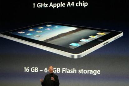 El consejero delegado de Apple, Steve Jobs, presenta el iPad en San Francisco.