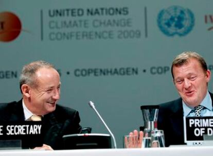 El responsable de la ONU sobre cambio climático Yvo de Boer (izquierda) y el primer ministro danés Lars Lokke Rasmussen sonríen durante la inauguración de la Conferencia de la ONU sobre el Cambio Climático.