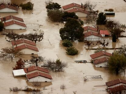 Vista aérea de las inundaciones ocasionadas por el desbordamiento río Arga a su paso por Huarte (Navarra).