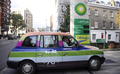 Un taxi entra en una estación de servicio BP situada en el centro de Londres.