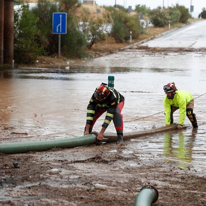 FOTODELDIA GRISÉN (ZARAGOZA), 12/07/2025.- Efectivos de la Unidad Militar de Emergencias trabajan en una carretera inundada próxima a la localidad zaragozana de Grisén este sábado. EFE/ Javier Belver