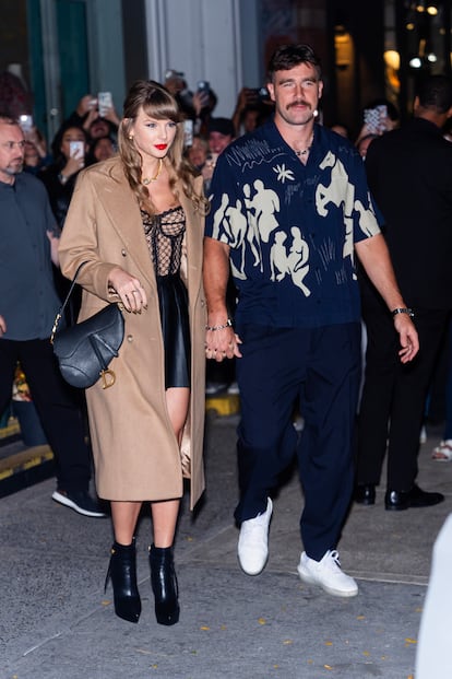 Si bien el estilo de la cantante nunca se ha caracterizado por recibir los mayores elogios de la prensa especializada (pocas veces se ha colado en esas controvertidas listas de mejor vestidas), sus looks suelen ser un escaparate imbatible de marcas de lujo. En este, por ejemplo, mezcla corsé de Gucci con bolso Saddle de Dior, botines de Louis Vuitton, abrigo de Ralph Lauren y un par de anillos de más de 3.000 euros (de Louis Vuitton y Shahla Karimi, respectivamente). El jugador tampoco lo hace mal: camisa estampada de Jacquemus, collar y pulsera de Louis Vuitton y zapatillas de Lanvin. Fueron los estilismos elegidos para salir a cenar en el Soho neoyorquino en octubre de 2024.