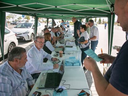 Varios taxistas votan en el referéndum sobre la liberalización del sector frente al estadio Civitas Metropolitano.