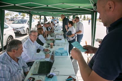 Varios taxistas votan en el referéndum sobre la liberalización del sector frente al estadio Civitas Metropolitano.
