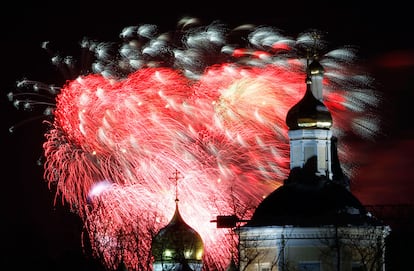 Fuegos artificiales sobre el cielo de la capital rusa, para conmemorar el Día del Defensor de la Patria Rusa.