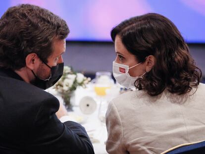 Isabel Díaz Ayuso y Pablo Casado, en un desayuno informativo el pasado junio.