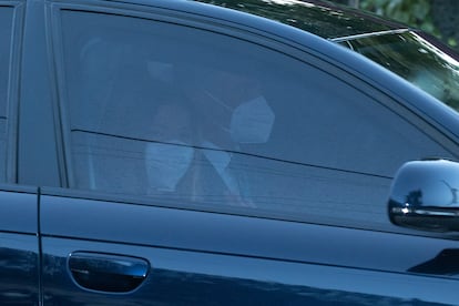 Felipe VI acompaña a la infanta Sofía a su primer día de clase, este viernes.