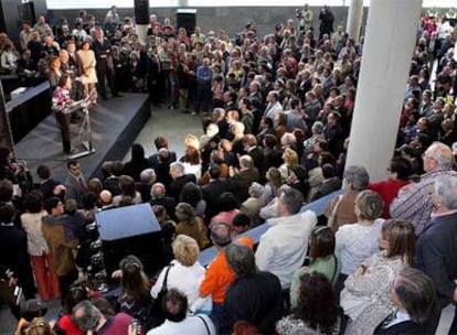 La consejera de Interior, Montserrat Tura,  dirigiéndose a los asistentes a la jornada de puertas abiertas en la recepción de la Ciudad de la Justicia.