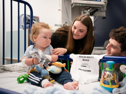 Rosie-Mae Walton y Wes Powell con su hijo  Marley que recibio este septiembre el tratamiento de Zolgensma.